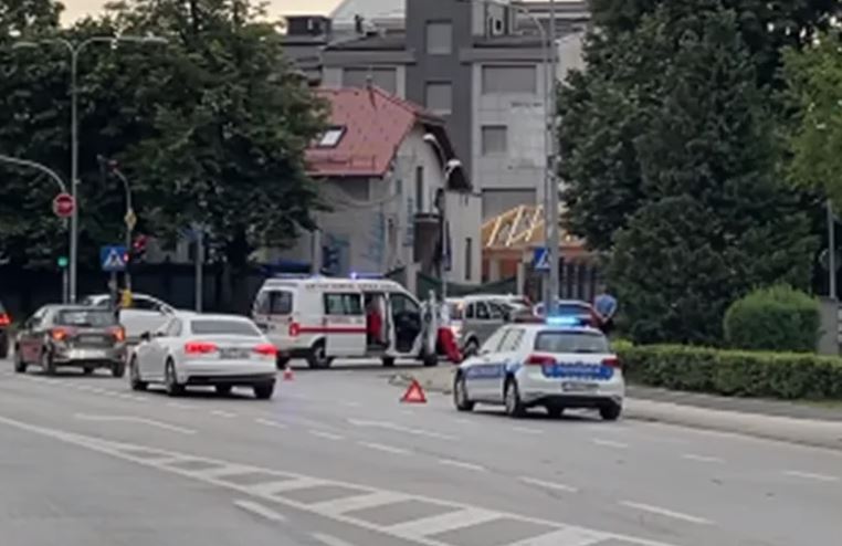 POVRIJEĐENE DVIJE MALOLJETNE DJEVOJČICE Oglasila se banjalučka policija o nezgodi kod zgrade Vlade