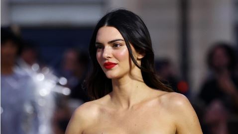 (FOTO) "MODNA KRALJICA" Najprovokativnije izdanje manekenke u Parizu, nije odoljela "goloj" haljini