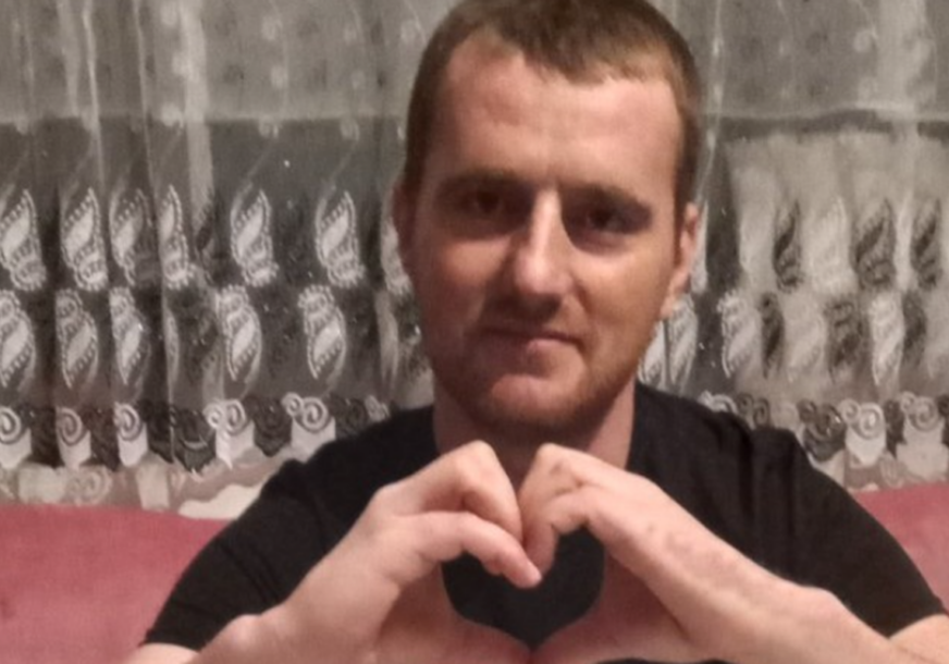 MAJKA ŠIJE POSTELJINE KAKO BI PRIKUPILA NOVAC Za nastavak liječenja Denisa Delića iz Doboja potrebno 60.000 KM