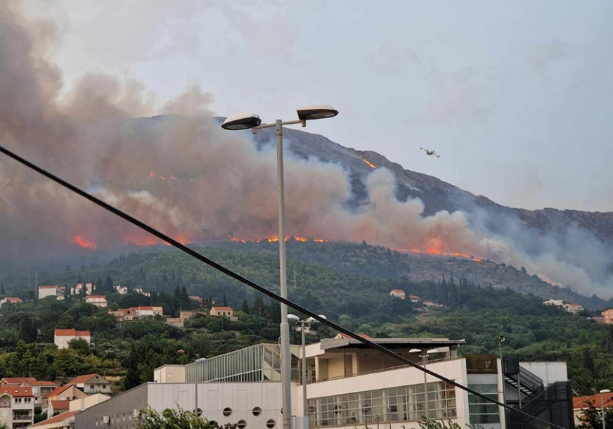 ANGAŽOVANI KANADERI Veliki požar izbio iznad Dubrovnika