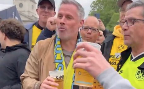 (VIDEO) ZAGRIJAVANJE ZA LIGU ŠAMPIONA Džejmi Karager pije sa navijačima Borusije Dortmund