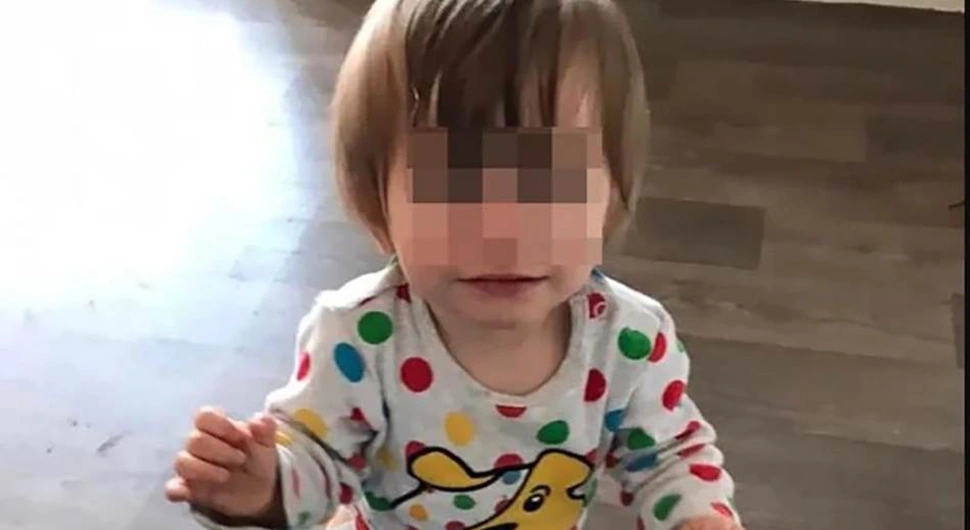 MALIŠAN UMRO OD DEHIDRACIJE Dječak (2) pronađen sklupčan pored mrtvog oca