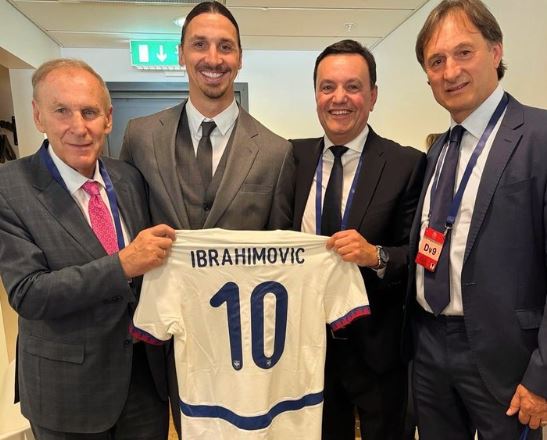 BROJ 10 ZA IBRU Fudbalski savez Srbije uručio dres legendarnom Zlatanu