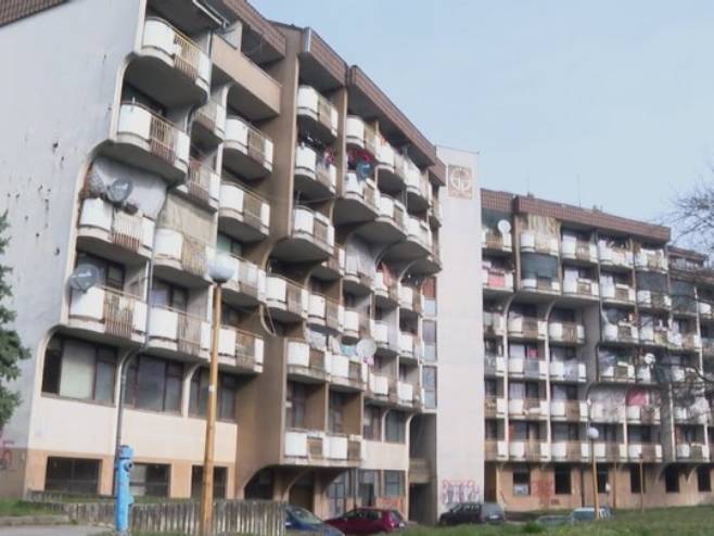 SVAKI KOMENTAR JE SUVIŠAN BiH ni 30 godina nije dovoljno da iseli kolektivne centre