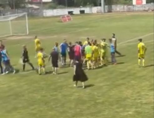 (VIDEO) INCIDENT U FOČI Navijač utrčao sa tribina, pa udario fudbalera Bosne koji je nakon toga završio u bolnici