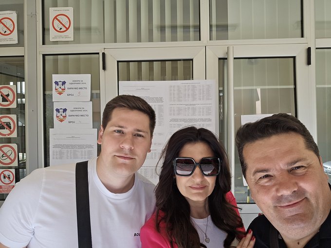 (FOTO) „DA ME PREDSJEDNIK NE PROZIVA“ Stevandići poranili na izbore u Srbiji iz 2 razloga