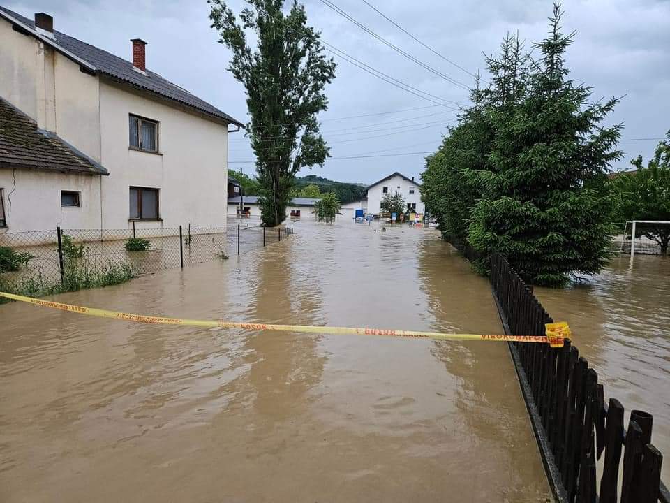 UPALJEN NARANDŽASTI METEOALARM Sjever Italije pogodilo nevrijeme: Zaustavljen željeznički saobraćaj, zatvorene škole
