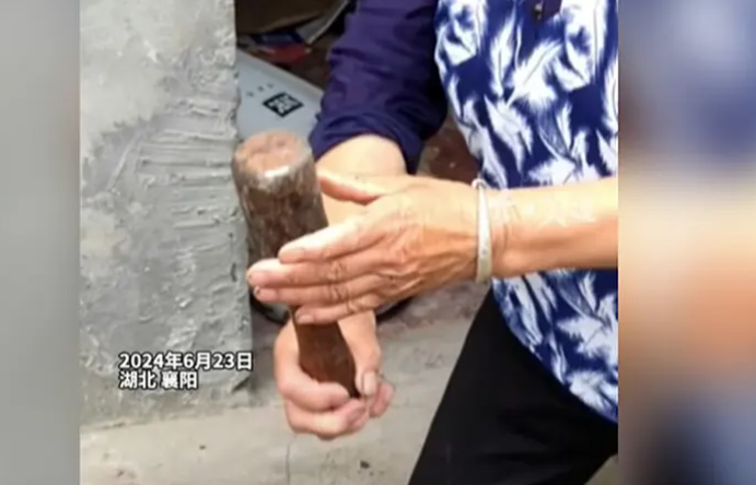 VIDEO ĆE VAS OSTAVITI U  ŠOKU Čudo kako je živa: Baka 20 godina ručnom granatom tucala orahe i zakivala eksere!