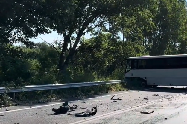 (VIDEO) JEZIV UDES U GRČKOJ Poginule četiri osobe u sudaru autobusa i auta, 3 povrijeđene