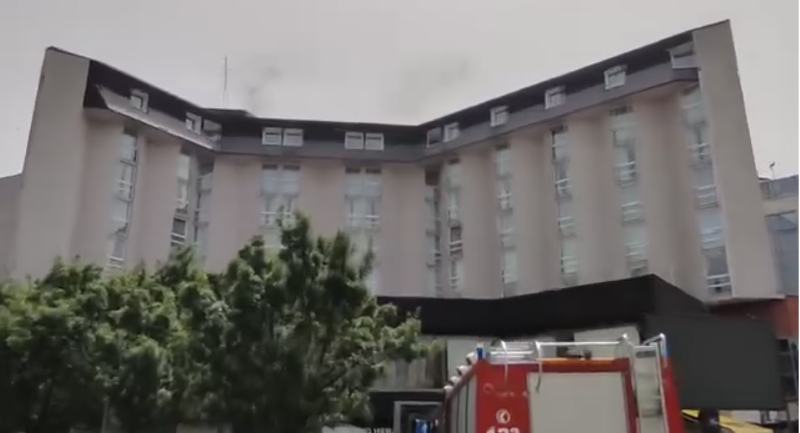POŽAR U BANJALUCI Crni dim iznad hotela "Bosna", vatrogasci na licu mjesta