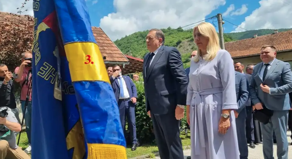 (FOTO) KRSNA SLAVA VOJSKE REPUBLIKE SRPSKE Zvaničnici u Jezeru obilježavaju Vidovdan