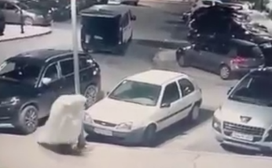 (VIDEO) URNEBESAN SNIMAK KRUŽI MREŽAMA Muškarac se pokrio bijelom plahtom pa zapalio Jugovićevu Škodu
