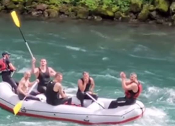 (VIDEO) "JOKARA SRBINE" Nikola Jokić uživa u Foči, spuštao se niz Taru, pa jednom reakcijom izazvao veliko oduševljenje