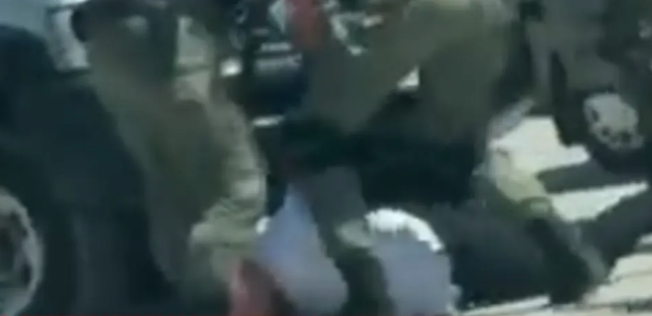 (VIDEO) MUNJEVITO HAPŠENJE U BiH! Mustafa iz Kaknja osumnjičen za napad na službenu osobu, objavljen snimak