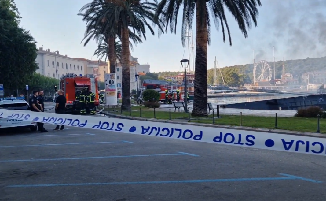 (VIDEO) PLANULA JAHTA BH. TAJKUNA Detalji požara u Makarskoj: Građani spasili posadu