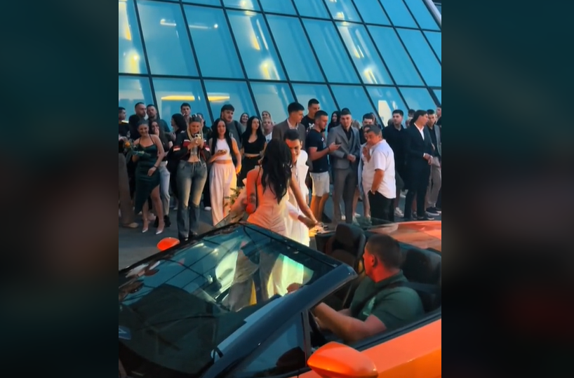 (VIDEO) BEOGRAĐANKA NA MATURU DOŠLA U LUKSUZNOM AUTOMOBILU Cijela Srbija, pa i region, bruje o njenoj pojavi i partneru na proslavi