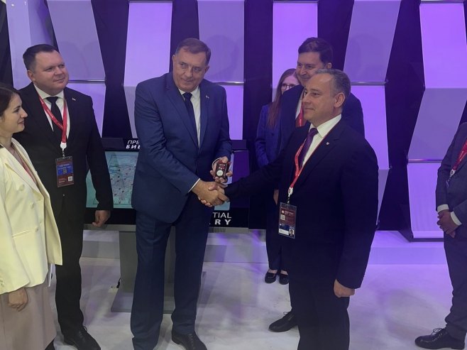 DODIKU URUČENA MEDALJA "PREDSJEDNIČKE BIBLIOTEKE JELJCIN" Predsjednik Srpske poklonio knjigu "Na Drini ćuprija"