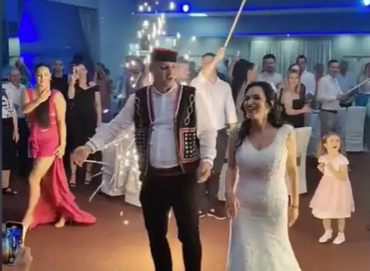 (VIDEO) SRPSKE ZASTAVE, KRAJIŠKA MUZIKA Mladenci iz Banjaluke oduševili ulaskom u salu