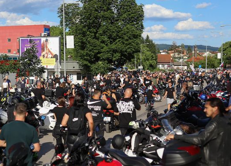 (FOTO) OKUPILI SE LJUBITELJI DVOTOČKAŠA IZ CIJELE EVROPE Stanivuković prisustvovao manifestaciji "Moto fest Banjaluka 2024"