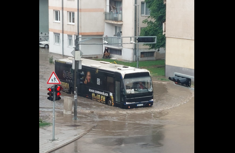 (FOTO) HAOS U DOBOJU Snažno nevrijeme "slomilo grad": Ulice poplavljene, drveće na saobraćajnicama