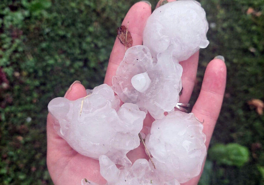 NEZAPAMĆENO NEVRIJEME U PRNJAVORU Ogroman grad uništio stambene objekte, automobile, plastenike