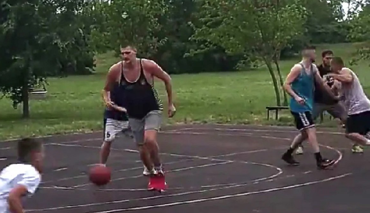 (VIDEO) "TRI NA TRI" SA SOMBORCIMA Jokić u rodnom kraju zaigrao basket