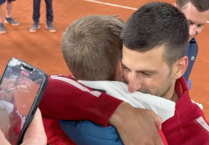 (FOTO) SIN NOVAKA ĐOKOVIĆA ODUŠEVIO SVIJET PRESLATKOM REAKCIJOM Pokazivao emocije, jer tati nije išlo baš najbolje
