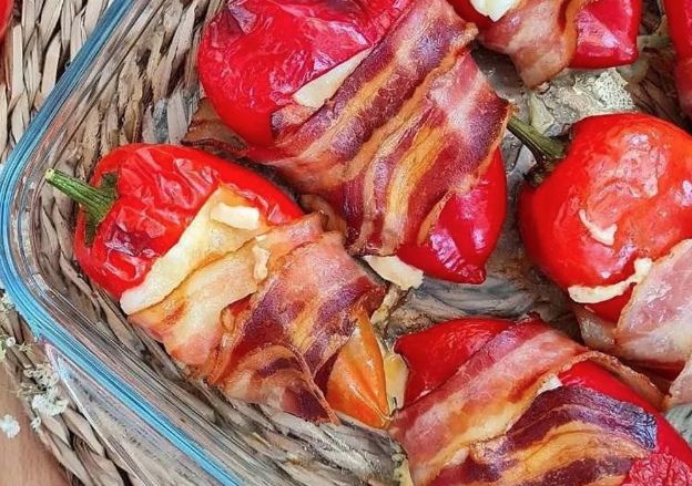 PRIJEDLOG ZA NEDJELJNI RUČAK Zapečene paprike sa slaninom