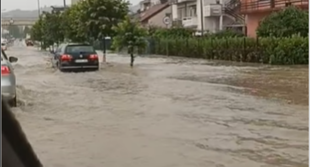(FOTO/VIDEO) BANJALUKA NA VODI Gradske ekipe na terenu, prijavite im problem