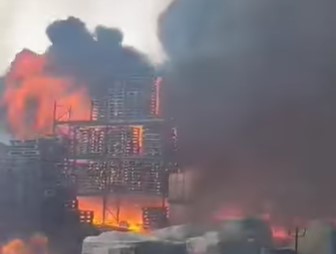 (VIDEO) ODJEKUJU EKSPLOZIJE Gori farbika u Šidu