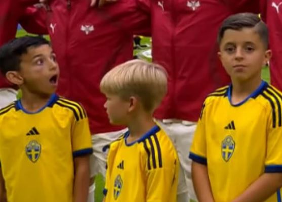 (VIDEO) HIT REAKCIJA Dječak vidio Vlahovića, pa ostao u čudu, o ovoj situaciji priča cijeli svijet