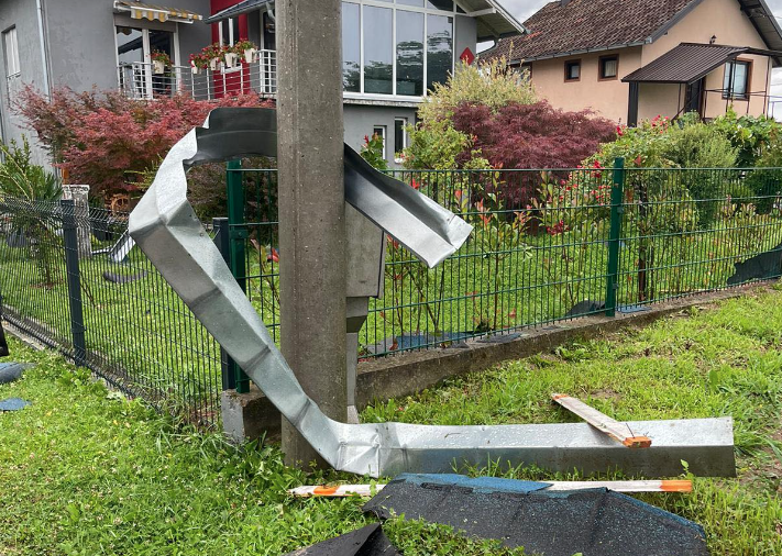 (FOTO) RAZORNO NEVRIJEME RUŠILO SVE PRED SOBOM Uništeni krovovi na kućama i školi u Srpcu