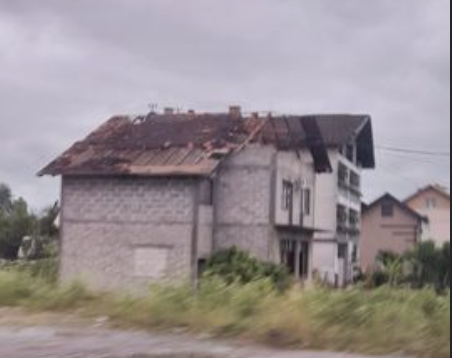 (FOTO) VJETAR OŠTETIO KROVOVE Nevrijeme jutros zahvatilo Srbac, pričinjena materijalna šteta