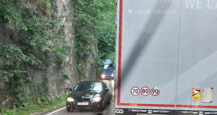 TEŽAK SUDAR ČETIRI VOZILA KOD KLADNJA Auta izletila sa kolovoza, saobraćaj usporen: Drugi vozači pomažu na licu mjesta