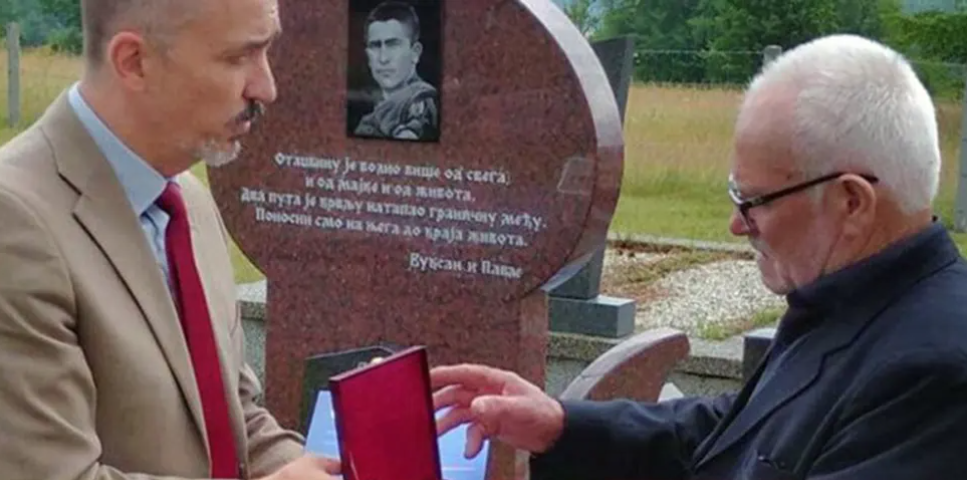 SIMBOL ZAHVALNOSTI, MEĐUSOBNE PODRŠKE I POVEZANOSTI Ocu heroja sa Košara uručen amblem Srpske kao simbol zahvalnosti