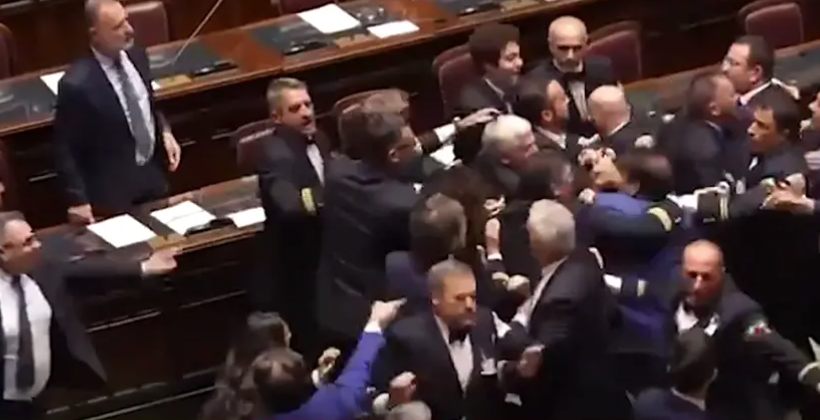 (VIDEO) RASPRAVA SE OTELA KONTROLI Tuča u italijanskom parlamentu, jednog od poslanika izveli u kolicima