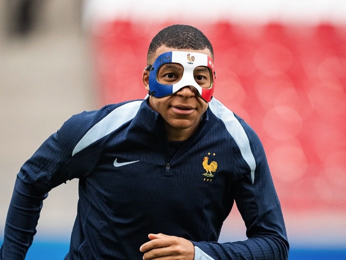 UEFA STRIKTNA Mbape ne smije na utakmici nositi masku koju je imao na treningu