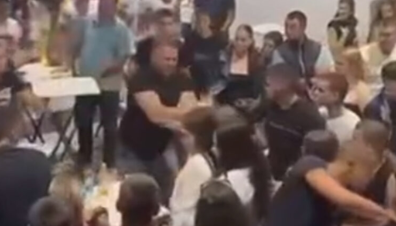 (VIDEO) HAOS NA KONCERTU Tuča na nastupu Teodore Džehverović u Banjaluci
