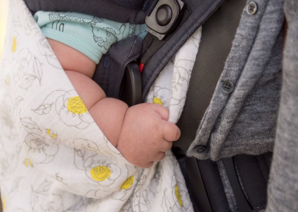 PROLAZNICI ODMAH ZVALI POMOĆ Majka ostavila bebu samu u autu na više od 30 stepeni