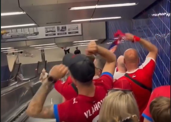 (VIDEO) "PEVAJ SRBIJO" ODZVANJA MINHENSKIM METROOM Navijači "Orlova" uglas zapjevali popularnu krajišku pjesmu