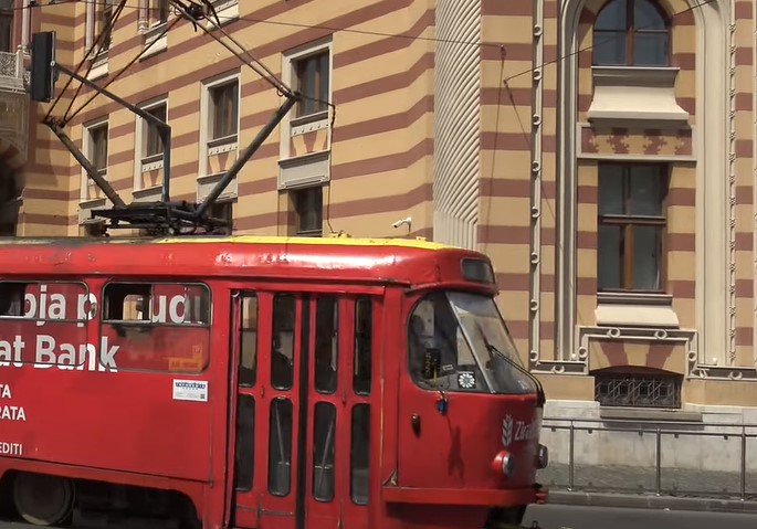NAPAO ŽENU U TRAMVAJU U SARAJEVU Siledžija je tukao šakom po glavi i posjekao nožem, razlog bizaran