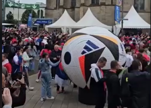 (VIDEO) SRBI SRCEM U GELZENKIRHENU! Navijači okupirali grad u kojem večeras igraju Orlovi! Uzavrela atmosfera pred meč, "Mitro's on fire" doveo do usijanja
