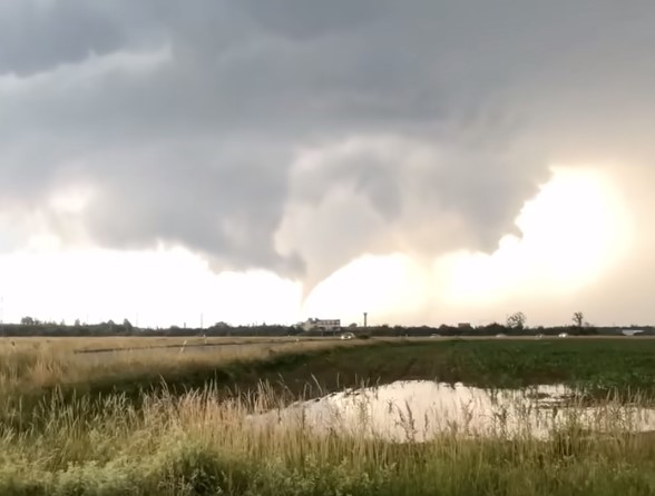 (VIDEO) STRAŠNI PRIZORI Nakon superćelijske oluje, tornado u Mađarskoj