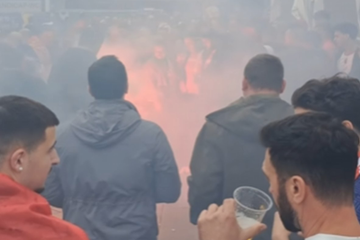 (VIDEO) KRVAVI OKRŠAJ SRPSKIH NAVIJAČA NE PRESTAJE Zapaljene zastave Engleske i Albanije