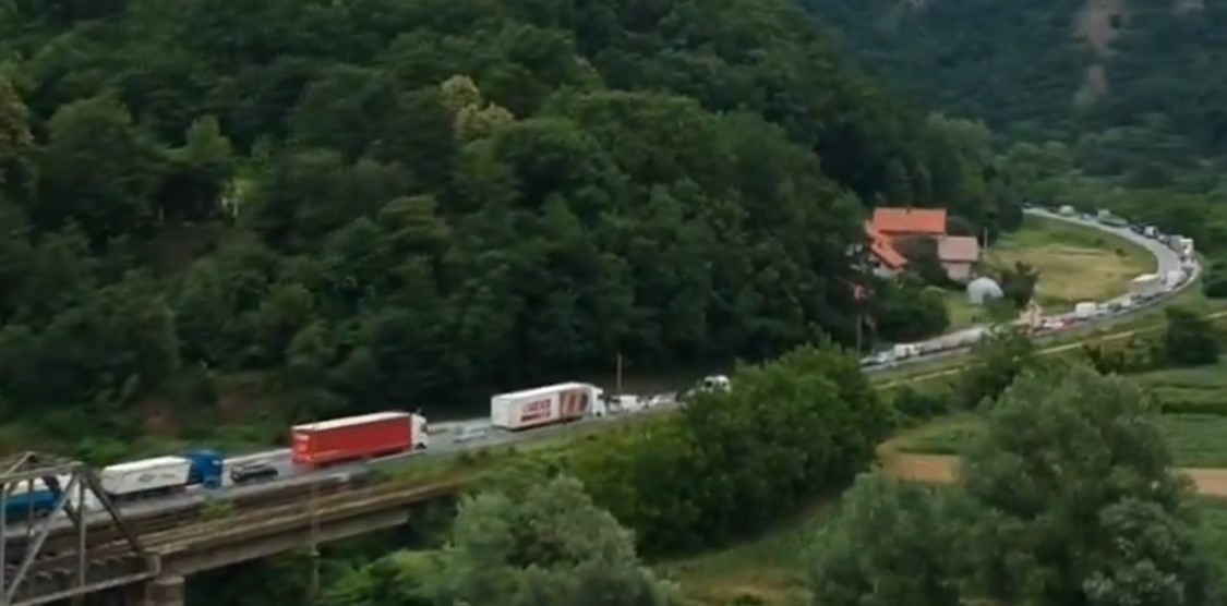 (VIDEO) ZASTOJ U SAOBRAĆAJU ZBOG UDESA U BiH Dvoje povrijeđenih, kolone kilometarske