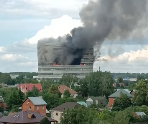 (VIDEO) JEZIVI PRIZORI Radnici zarobljeni u zgradi koja gori