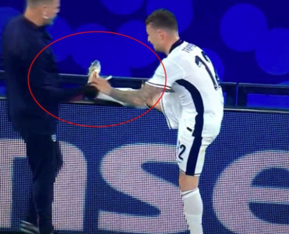 (VIDEO) OVO NISTE VIDJELI NA MEČU SRBIJA - ENGLESKA Tripije uzeo nešto što nije smio?