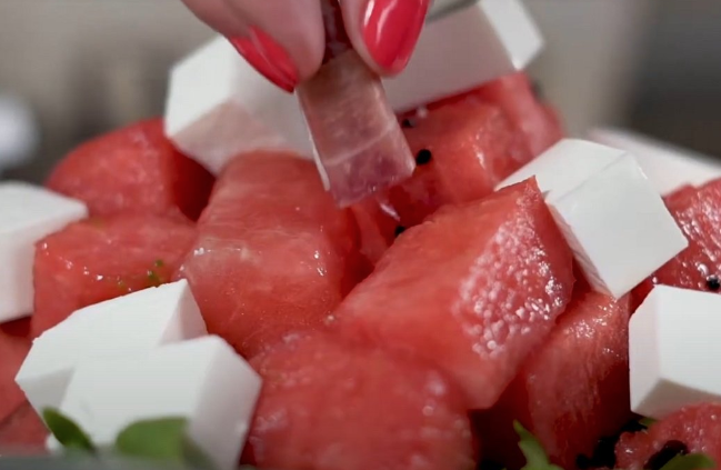RASHLADIĆE VAS U TRENU Salata od lubenice sa feta sirom