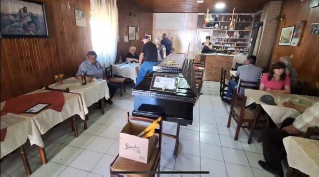 (FOTO) SAHRANA KAKVA SE NE PAMTI Kovčeg u kafani kod šanka, uz harmoniku! Dušanu ispunjena posljednja želja dobio i muzičku umrlicu