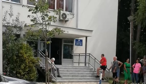 GRAĐANI PRIJAVLJUJU ŠTETU Dugi redovi ispred Policijske stanice Lazarevo